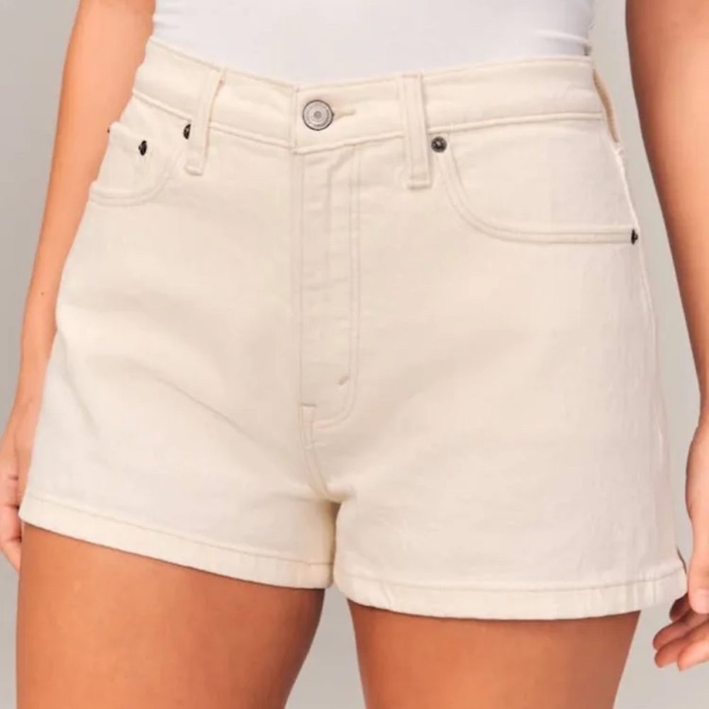 Never Worn - Abercrombie & Fitch The Mom Short High Riss White/Cream